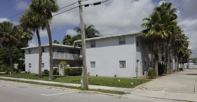 823 Sunrise Blvd in Fort Pierce, FL - Building Photo - Building Photo