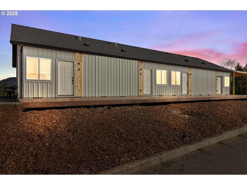 1209 Carlyle St in Klamath Falls, OR - Building Photo