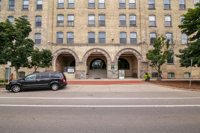 940 Monroe Ave NW in Grand Rapids, MI - Building Photo - Building Photo