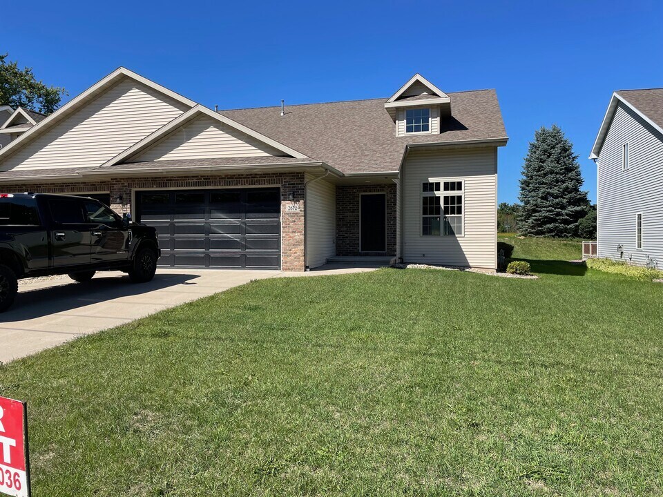 2672 Cormier Rd, Unit townhouse in Green Bay, WI - Foto de edificio