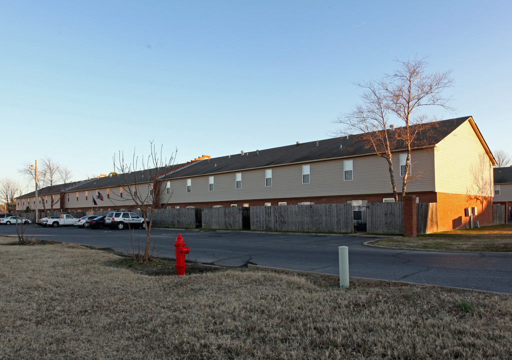 Holiday Townhouses in West Memphis, AR - Building Photo