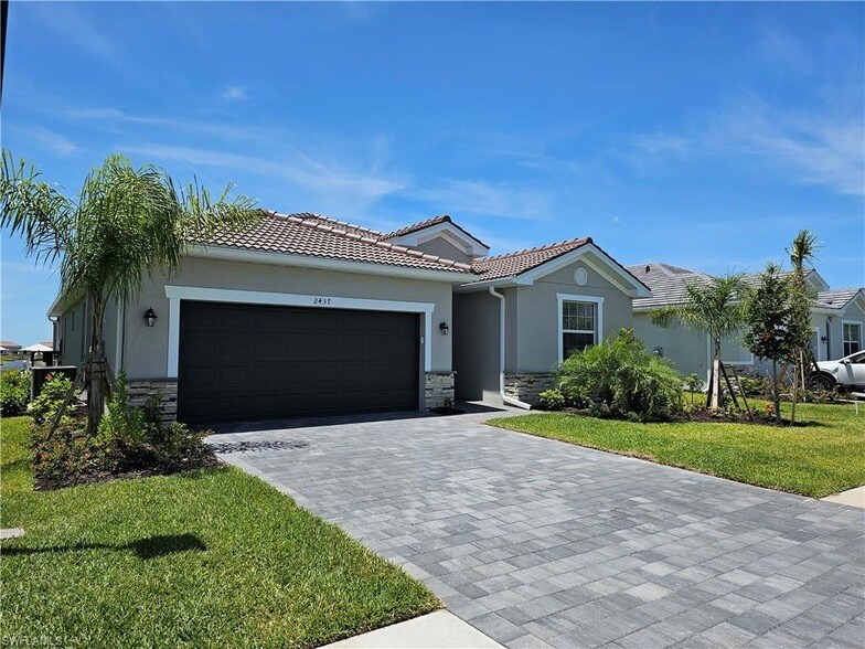 2437 Orchard St in Naples, FL - Foto de edificio