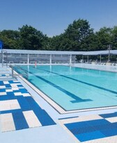 15038 Union Tpke, Unit 8B in Flushing, NY - Building Photo