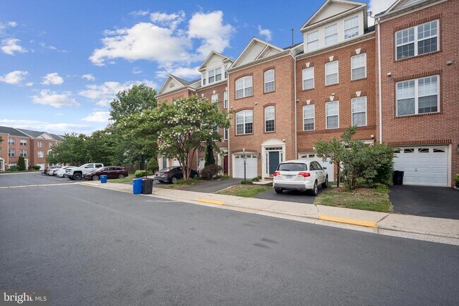 13013 Park Crescent Cir in Herndon, VA - Building Photo - Building Photo