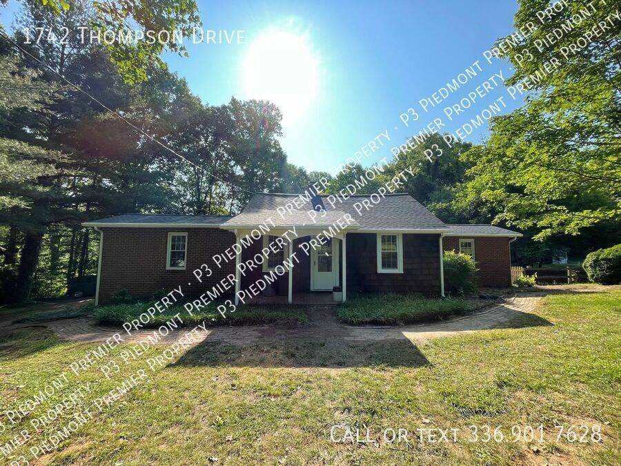1742 Thompson Dr in Winston-Salem, NC - Foto de edificio