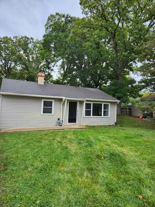 100 Oakwood Dr in Antioch, IL - Building Photo