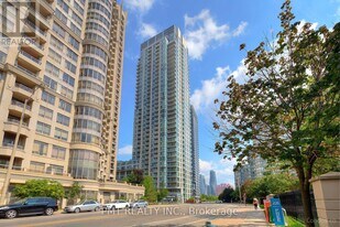 225 Webb Dr in Mississauga, ON - Building Photo