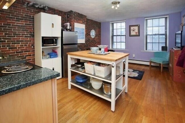 17 Grove St, Unit 2 in Boston, MA - Foto de edificio - Building Photo