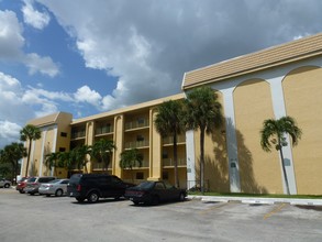 Viewmax Apartments in Lauderhill, FL - Building Photo - Building Photo