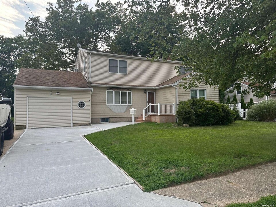 15 Mida Ct in West Babylon, NY - Building Photo