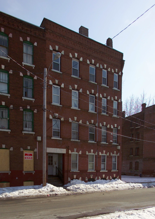 640 S East St in Holyoke, MA - Foto de edificio - Building Photo