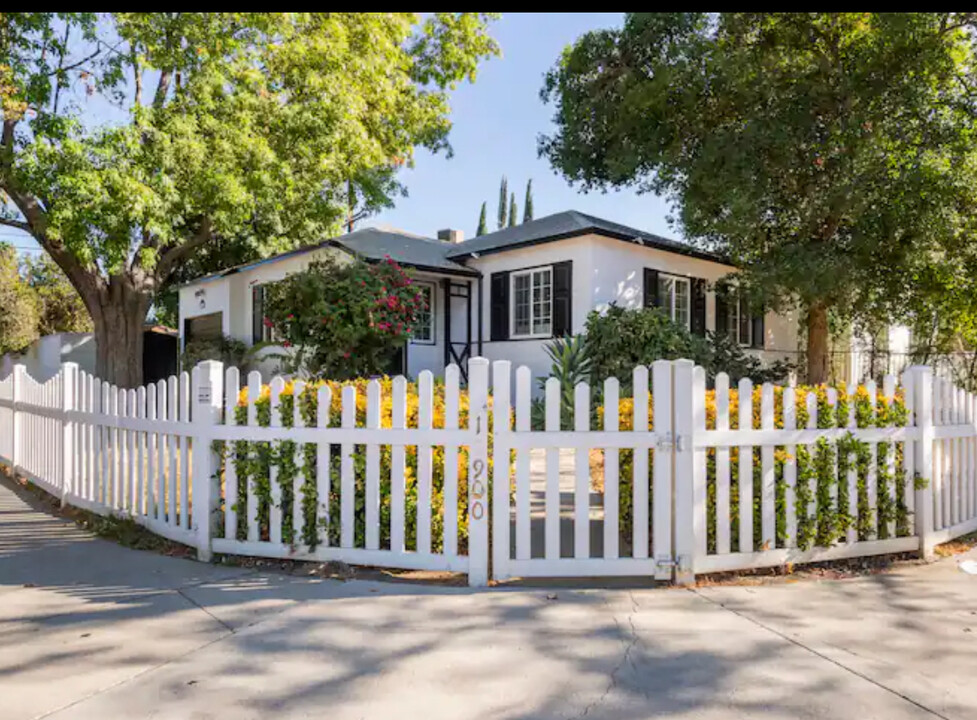 17900 Hatteras St in Encino, CA - Building Photo