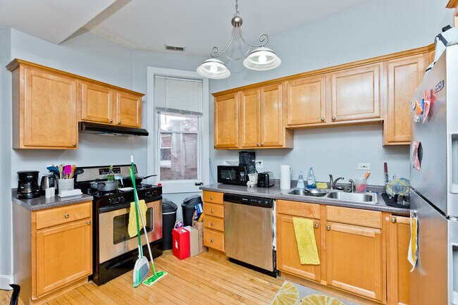 3350 N Sheffield Ave, Unit 2 in Chicago, IL - Foto de edificio - Building Photo
