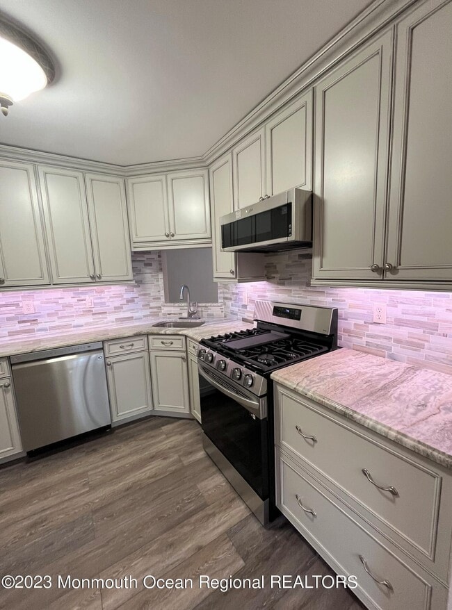 36 Chatham Square in Sayreville, NJ - Building Photo - Building Photo
