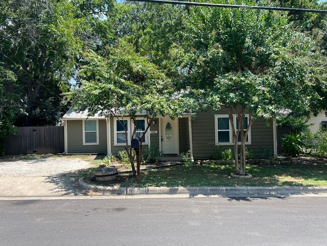 905 S Alamo St in Weatherford, TX - Building Photo - Building Photo