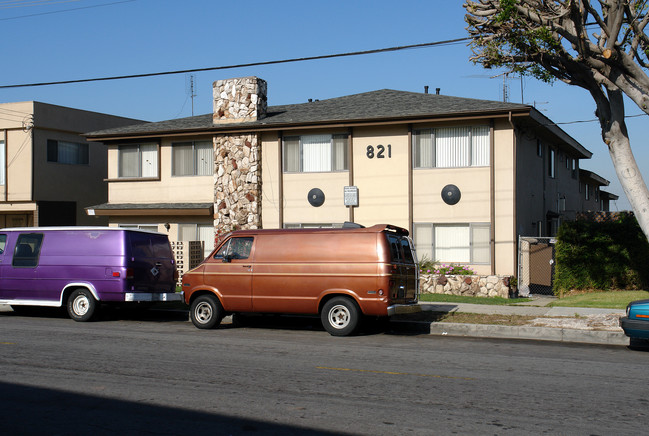 821 Edgewood St in Inglewood, CA - Foto de edificio - Building Photo