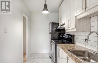 299 Pacific Ave in Toronto, ON - Building Photo - Building Photo