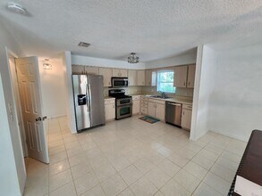 798 11th Ave in New Smyrna Beach, FL - Building Photo - Building Photo