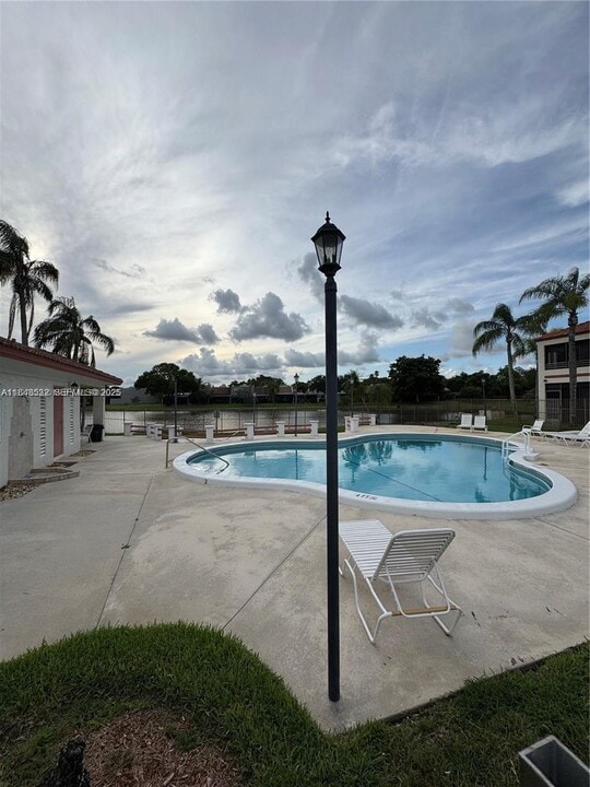 1226 N Hiatus Rd in Pembroke Pines, FL - Foto de edificio