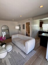 470 S Hamel Rd in Los Angeles, CA - Building Photo - Building Photo