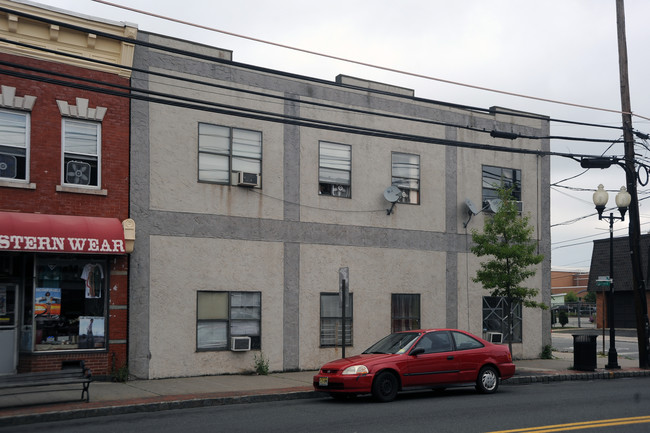 388 Smith St in Perth Amboy, NJ - Foto de edificio - Building Photo