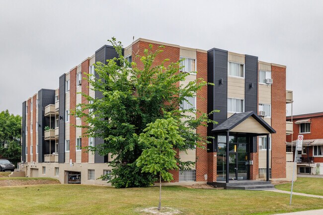 4075 Samson Boul in Laval, QC - Building Photo - Building Photo