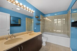 511 W Division St, Unit 807 in Chicago, IL - Building Photo - Building Photo