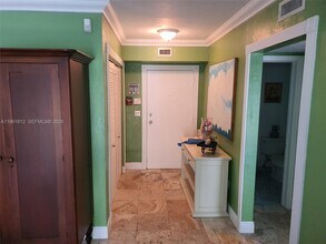 300 Sunrise Dr in Key Biscayne, FL - Foto de edificio - Building Photo