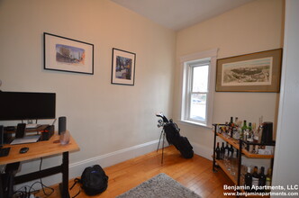 1824 Beacon St, Unit 1 in Brookline, MA - Building Photo - Building Photo