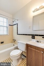 215 Oakwood St SE, Unit 103 in Washington, DC - Building Photo - Building Photo