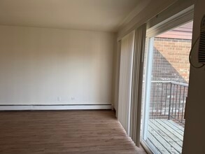 490 Pleasant Run Dr, Unit 490-F in Wheeling, IL - Building Photo - Building Photo