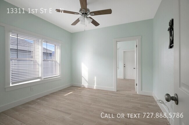 13311 1st St E in Madeira Beach, FL - Foto de edificio - Building Photo