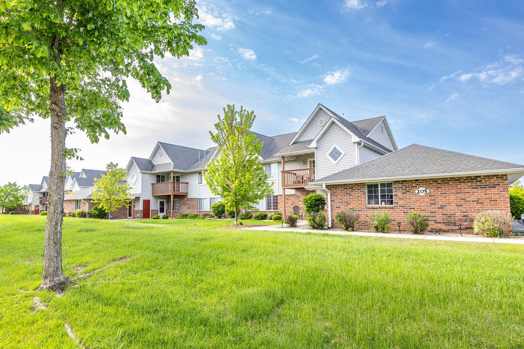 Aspen Court in Oak Creek, WI - Building Photo