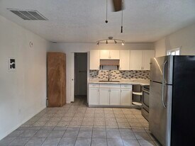 621 Edith Blvd SE, Unit B in Albuquerque, NM - Building Photo