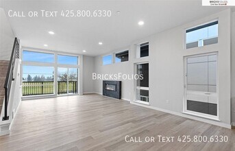 1212 Harrington Ave NE in Renton, WA - Foto de edificio - Building Photo