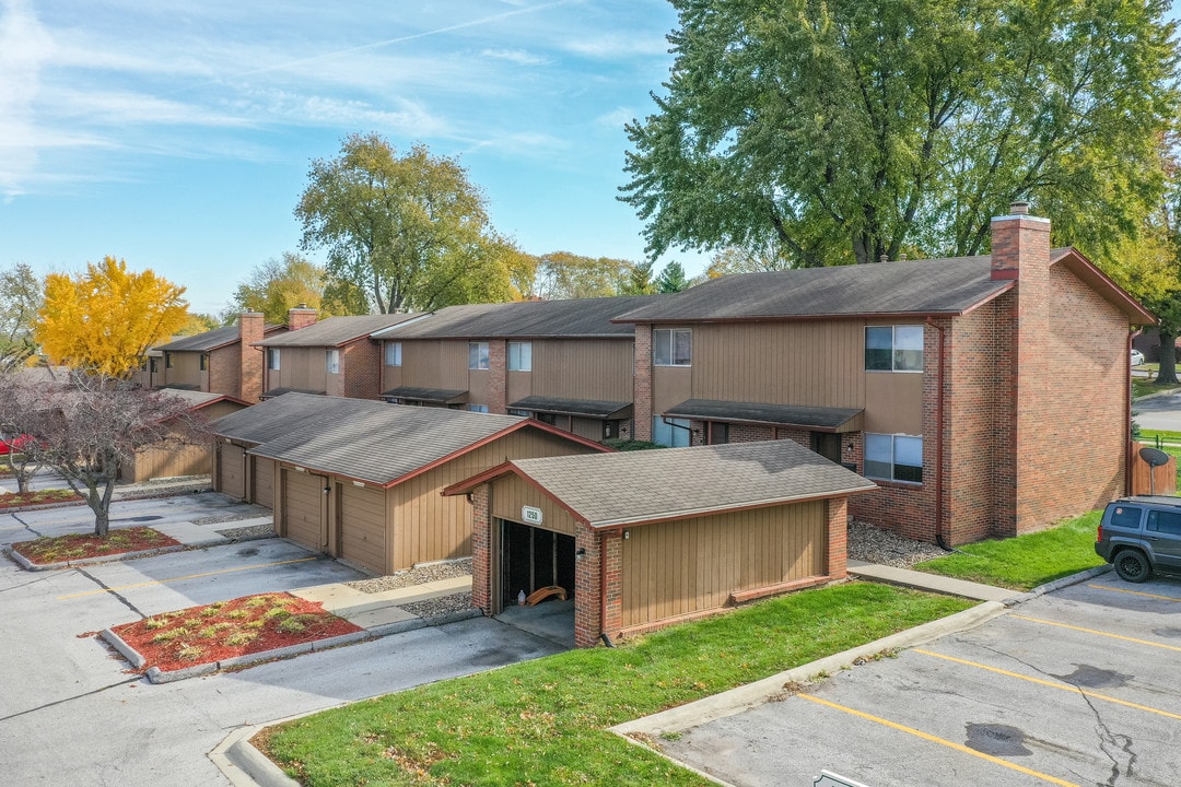 Country Club Village Townhomes in West Des Moines, IA - Building Photo