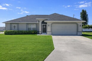 502 NE 19th Ct in Cape Coral, FL - Building Photo