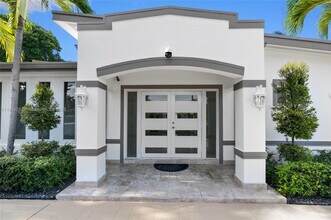 5725 SW 56th St in Miami, FL - Building Photo - Building Photo