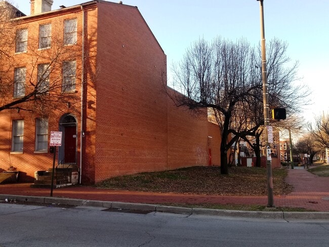 property at 816 W Lombard St