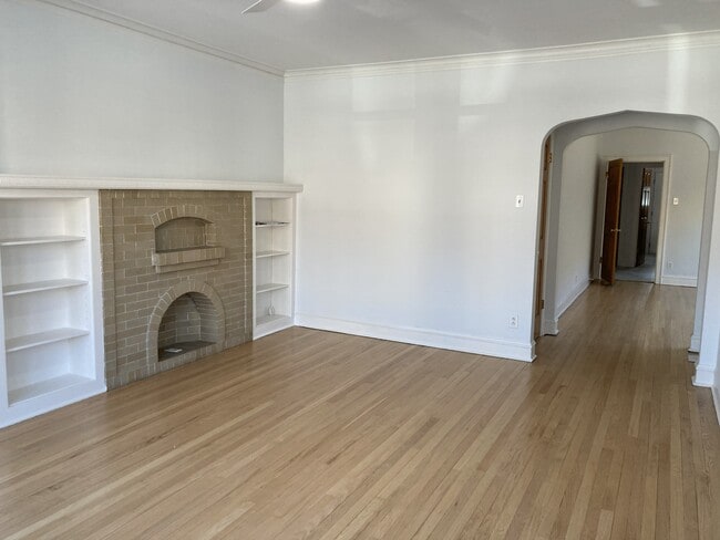 2433 W Dakin St, Unit Unit 1 in Chicago, IL - Building Photo - Building Photo