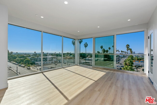 12431 Rochester Ave in Los Angeles, CA - Building Photo - Building Photo