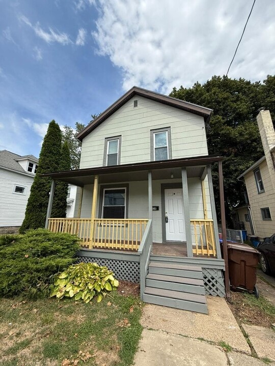 138 W Bloss St in Titusville, PA - Building Photo