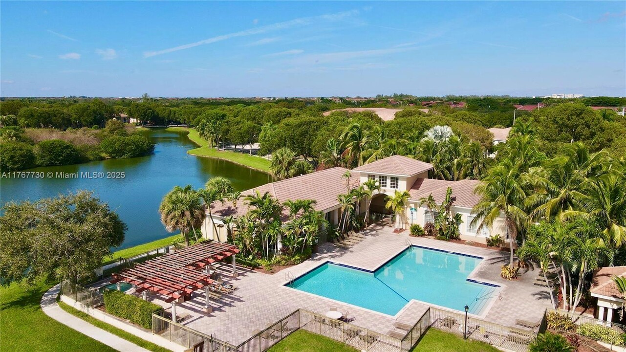 2532 Centergate Dr in Miramar, FL - Building Photo