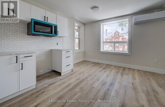 22 Grant Ave in Hamilton, ON - Building Photo - Building Photo