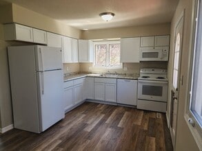 106 S Attica Rd in Knoxville, IA - Building Photo - Building Photo