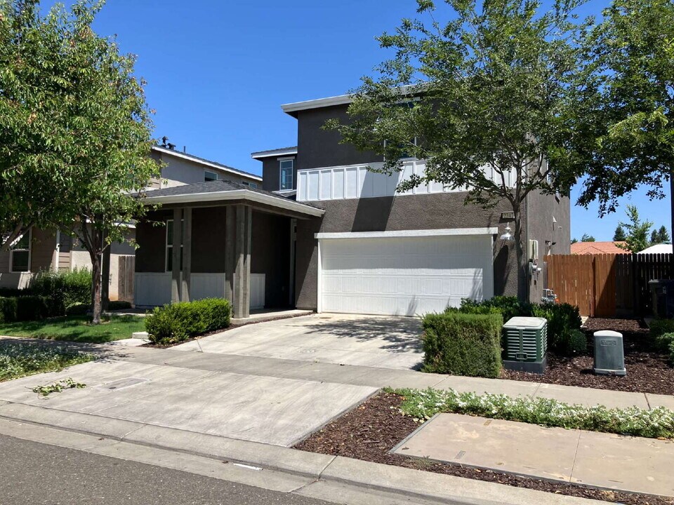 2347 Explorador Dr in Merced, CA - Building Photo
