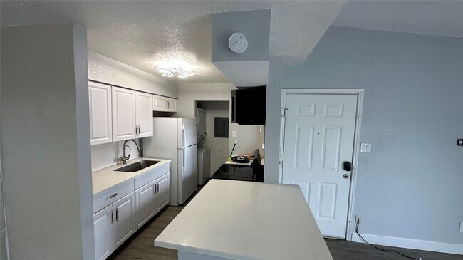 9550 Deering Dr in Houston, TX - Building Photo - Building Photo