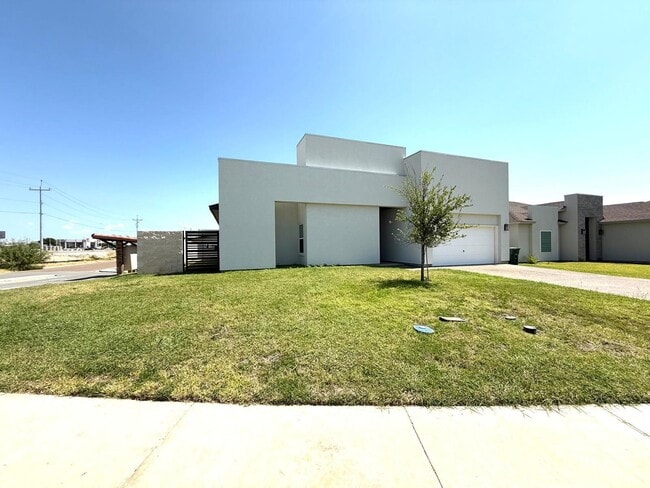 6001 Vero Dr in Laredo, TX - Building Photo - Building Photo