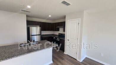 6541 Sweetbay Ln in Jacksonville, FL - Foto de edificio - Building Photo