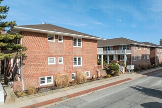 251-255 W Broadway in Long Beach, NY - Building Photo - Building Photo